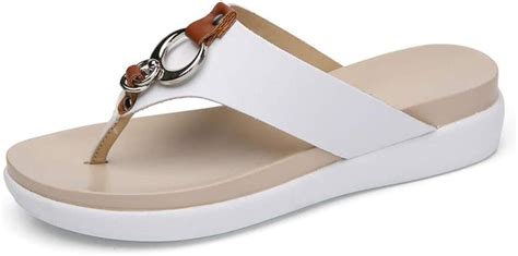 Sandalias o chanclas de mujer .